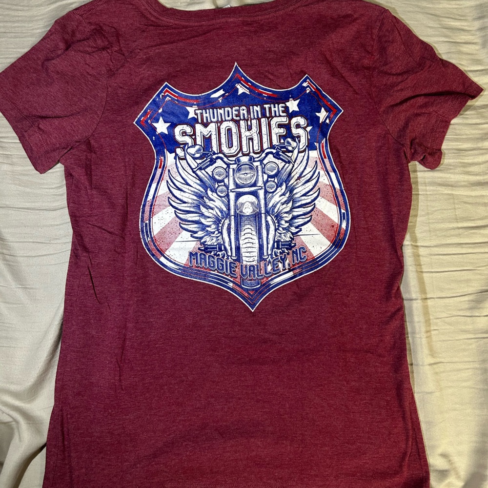 Thunder in the Smokies women’s v neck tee size Large